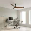 Ventilador de teto com pás de madeira curvadas