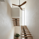 Ventilador de teto com pás de madeira curvadas