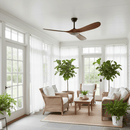 Ventilador de teto com pás de madeira curvadas
