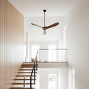 Ventilador de teto com pás de madeira curvadas