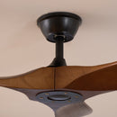 Ventilador de teto com pás de madeira curvadas