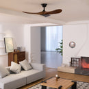 Ventilador de teto com pás de madeira curvadas