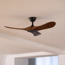 Ventilador de teto com pás de madeira curvadas