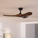 Ventilador de teto com pás de madeira curvadas