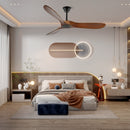 Ventilador de teto com pás de madeira curvadas